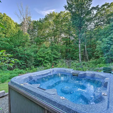 Game Room & Hot Tub: Pet-Friendly Mount Snow Gem