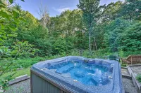 Game Room & Hot Tub: Pet-Friendly Mount Snow Gem - Wifi