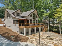 NEW Charming family friendly 3-bedroom cabin on serene Lake Keowee with Dock