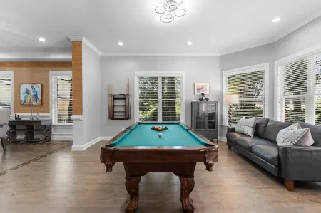 Laid Back Lake Life by AvantStay Waterfront View Отели рядом с достопримечательностью «Trump National Golf Club Charlotte»