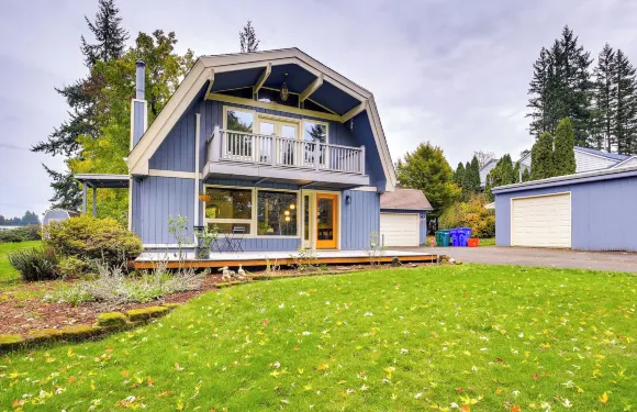 況且有壁爐，庭院與露台的現代俄勒岡之家