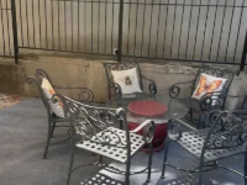 TOWNHOUSE🏠5BR/2BATH/2 FLOORS/ FREE PARKING/BBQ 🤩 โรงแรมในเอลิซาเบท