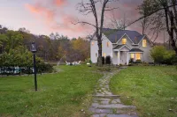Cortland by AvantStay Charming Heritage Estate w Private Lake Pool Hotels in Saugerties