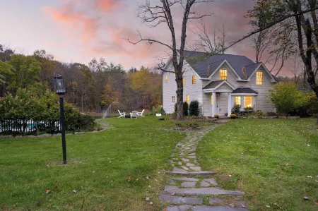 Cortland by AvantStay Charming Heritage Estate w Private Lake Pool Отели рядом с достопримечательностью «Napping Horse Farm»