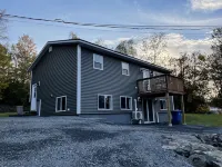 Modern 4 bedroom, 2 living room overlooking creek Hôtels à : Comté de Carleton