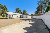 Sweet Seaview Home Near Beach and Trailhead! Hotels in Seaview