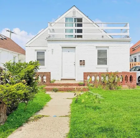 Charming 2-bedroom house in fantastic Long Beach with WiFi Отели в г. Лонг Бич