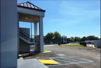 Baymont by Wyndham Lafayette - parking