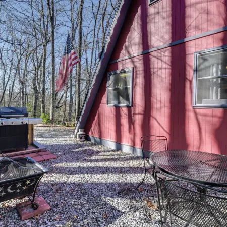 Charming Franklin Cabin with Deck Stunning Views!
