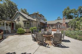 Luxurious Enchanting Healdsburg estate style retreat, sleeps 12, pool, firepit