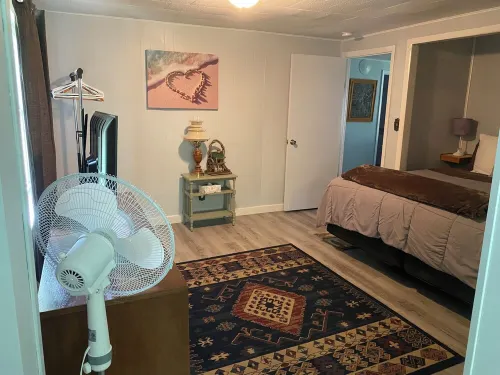 Michele’s Landing, Charming cottage in amazing Lake Leelanau, on narrows w/ dock