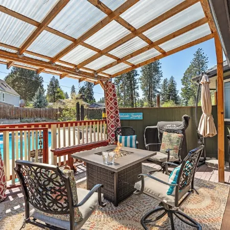 Poolside Getaway with Spacious Outdoor Living & 6 Cozy Beds!!