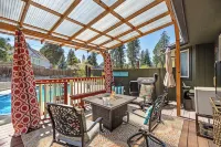Poolside Getaway with Spacious Outdoor Living & 6 Cozy Beds!! - Bungalows