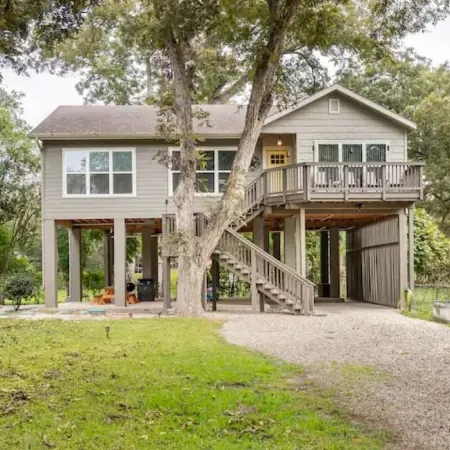 McQueeney Tree-House near lake
