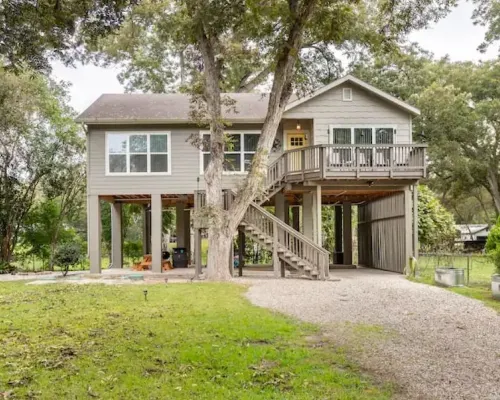 McQueeney Tree-House near lake マックイーニーのホテル
