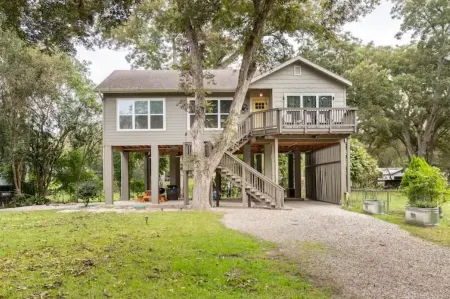 McQueeney Tree-House near lake