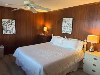 Waterfront Cabin: beach, hot tub, kayaks & panoramic lake views