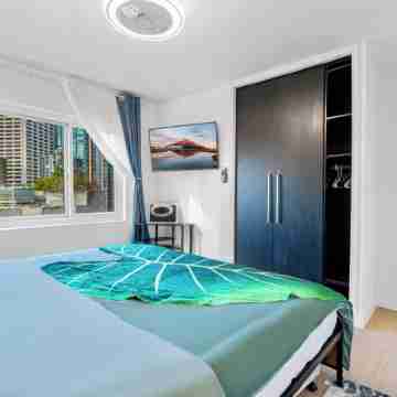 2BR Designer Condo, Free Parking, Convention Ctr Rooms