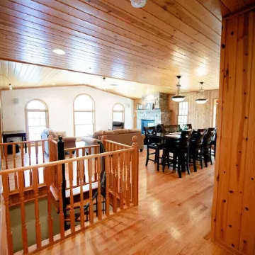 5Br Lakefront Home on Lake Louisa: Sauna, Screen Porch, Patio, Fireplace