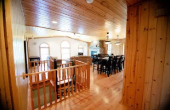 5Br Lakefront Home on Lake Louisa: Sauna, Screen Porch, Patio, Fireplace