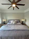2bed 1.5bath House, Lower Eastside, King Bed, Fire Pit, Free Parking, Sleeps 6