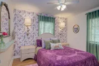 Charming 2-bedroom bungalow In Downtown historic Fort Myers Hotels near Sims Crane & Equipment Co.