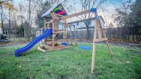 Timber Lodge: Hot Tub, Fireplace & Fun for All !