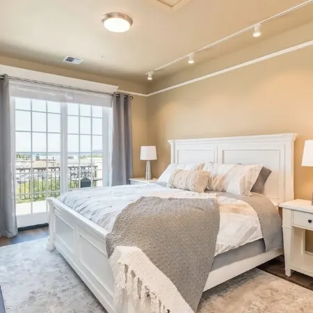 “Inn on the Harbor” Stunning sunsets, centrally located, cozy getaway!