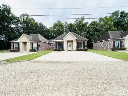 Spacious Open Layout with New Orleans Flair - Charming Private Retreat