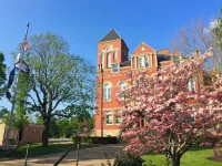 The Aviator’s Lounge, loft living in the NRG, private pool & hot tub