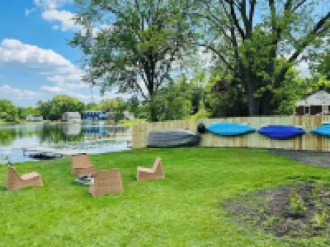 Up North feel in Clarkston, Lake cabin with kayaks Hotels in Independence charter Township