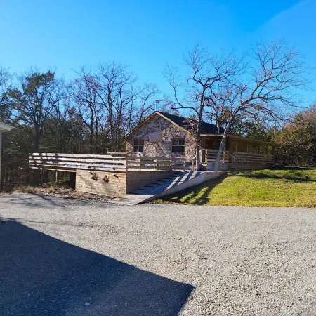 Tranquil 2-bedroom cabin on an acre in serene Pottsboro, 4 mins to Lake Texoma!