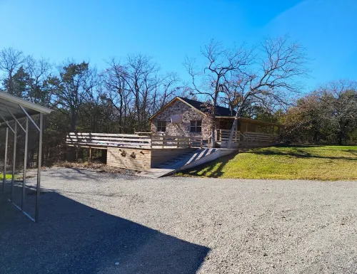 Tranquil 2-bedroom cabin on an acre in serene Pottsboro, 4 mins to Lake Texoma!