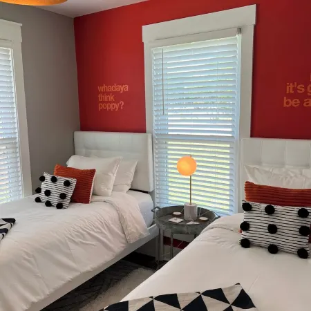 Poppy & Rye Cottage; one block from Magnolia, walkable to everything!