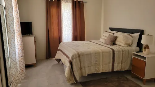 Charming 2-bedroom house with WiFi, AC in pleasant Discovery Bay