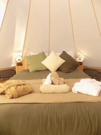 Tente luxe Etang vue Jacuzzi privatif Copa cabanes 2 Отели в г. Ле Вижан