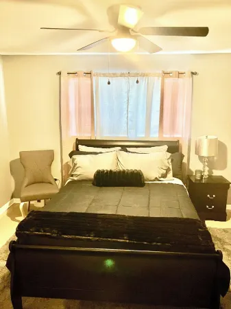 Charming 2-bedroom apartment in Baker with AC, WiFi Отели в г. Бейкер