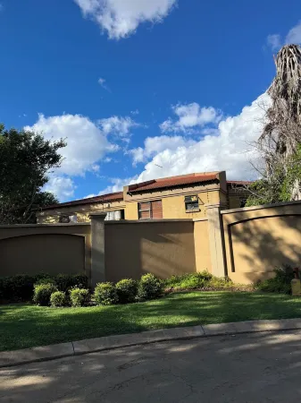 Charming 1-bedroom apartment in pleasant Polokwane with WiFi Отели рядом с достопримечательностью «Peter Mokaba Stadium»