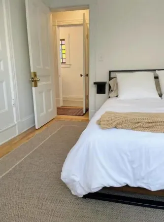 Cozy 2 Bedroom Apartment Overlooking Park