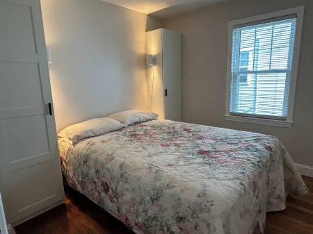 Charming 3-bedroom house with AC & WiFi in Hull; steps to Nantasket beach Отели в г. Халл