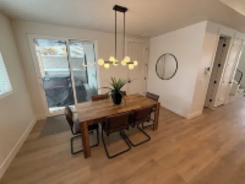 Luxury 5Br Adventure Hub! Pineview, Hiking, Golfing, Biking. Sleeps 12. 4.5 Bath