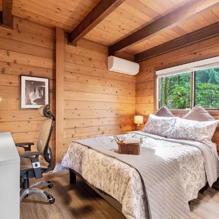 Charming 3-bedroom cabin in Woodinville with AC, WiFi