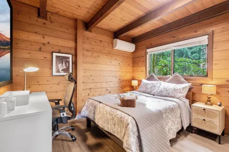 Charming 3-bedroom cabin in Woodinville with AC, WiFi