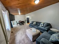 Charming 3-bedroom house with garage in family neighborhood. Hotels in Clay