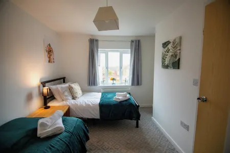 Augusta House - Andover - Large 4 bedroom with garden, near centre Отели рядом с достопримечательностью «St Michael and All Angels West Andover and Preschool»