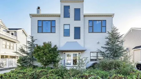 Beautiful Beach House - Two Blocks from the Ocean - One Block from the Bay