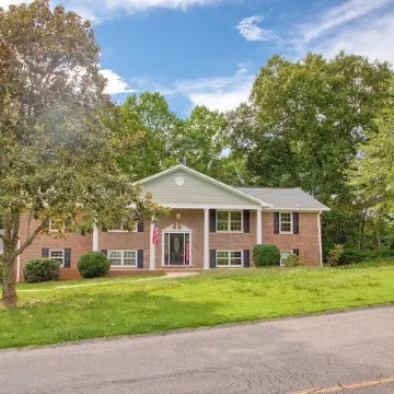 Spacious 5-bedroom, 3-bathroom house with pool table in delightful Rome