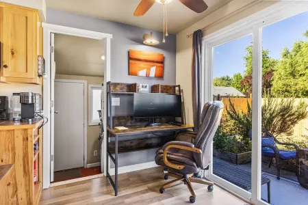 Remodeled Albany 1Bdrm, Modern, Pet Friendly Fenced Yard, Work Station, Laundry!