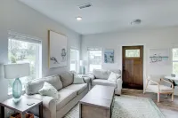 Riverfront Sheboygan Townhome w/ Grill! فنادق في Sheboygan Falls