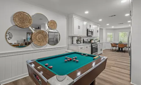 Stay Local Fantastic 4 Bedroom Near the Rez Sleeps 16